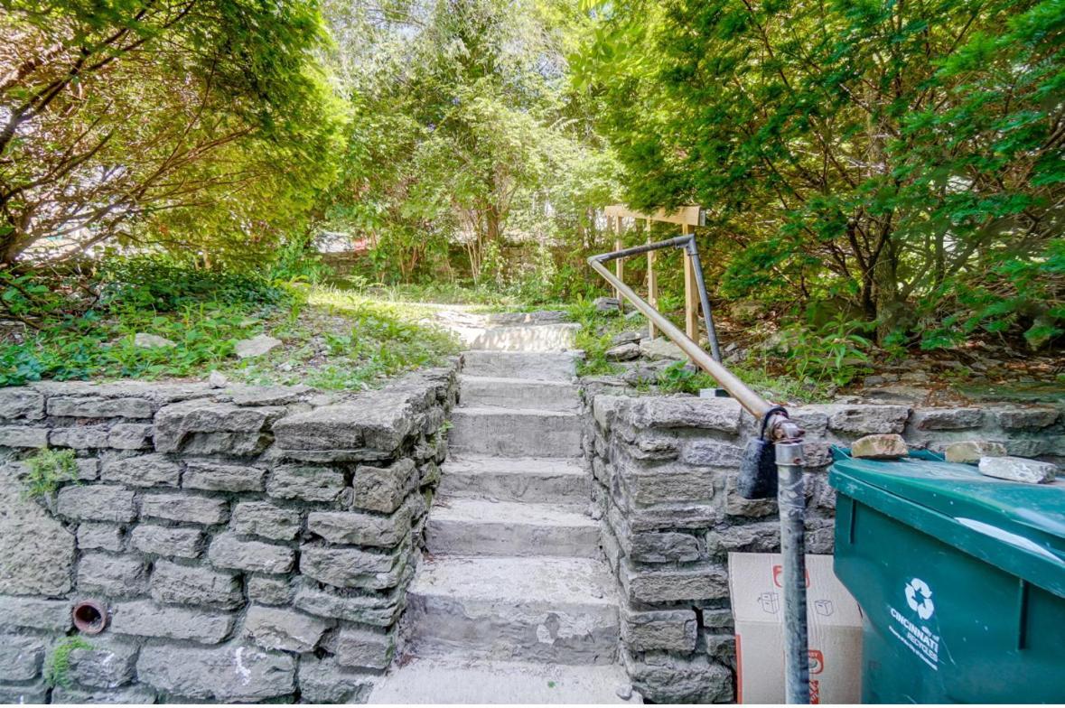 Spacious 4 Bedroom Overlooking River