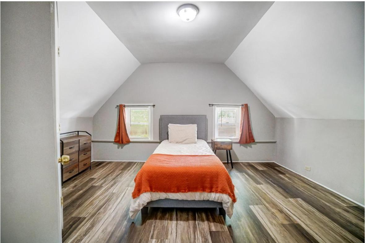 Spacious 4 Bedroom Overlooking River