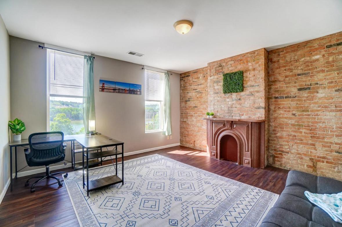 Spacious 4 Bedroom Overlooking River