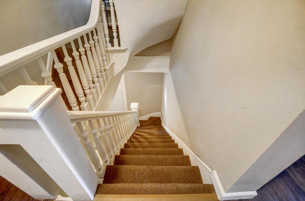 Spacious 4 Bedroom Overlooking River *