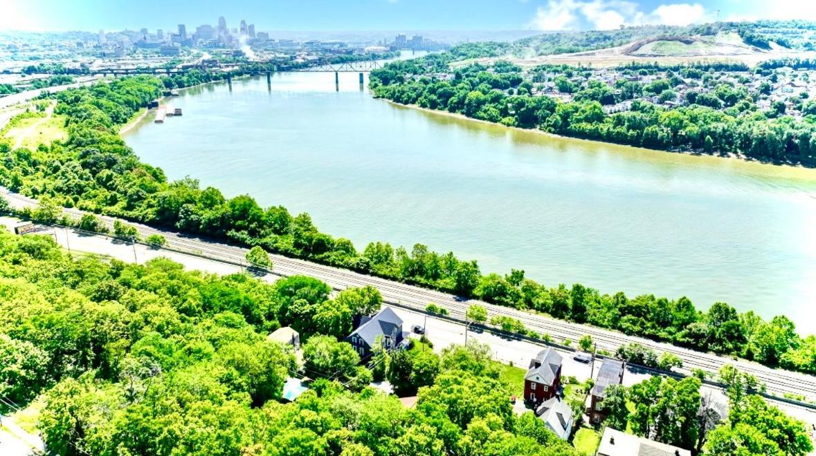 Spacious 4 Bedroom Overlooking River *